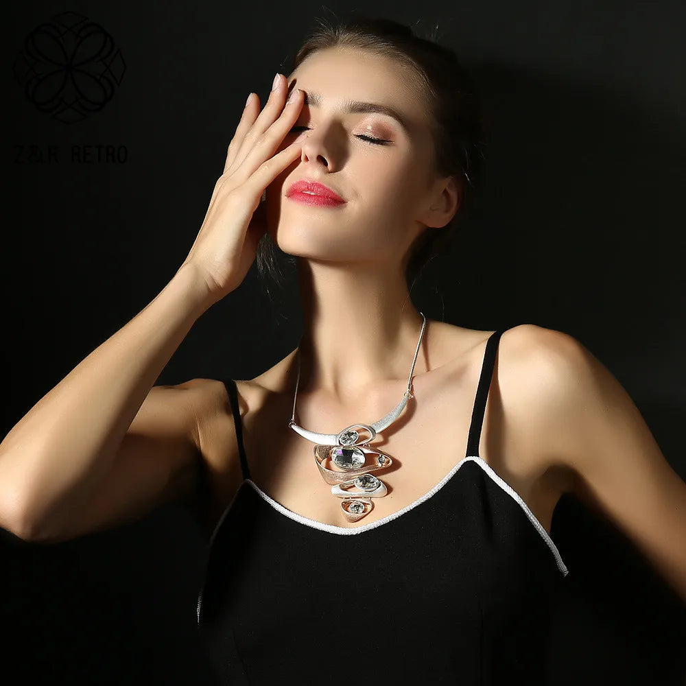 Colar Feminino Banhado a Prata com Detalhes Brilhantes