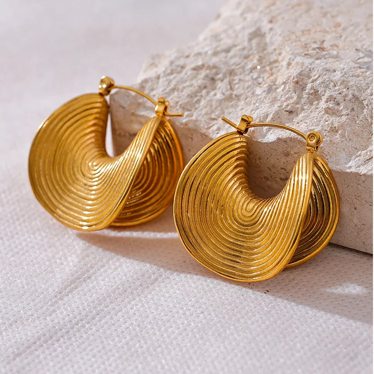 Brinco Feminino Dourado Banhado – Design Ondulado e Sofisticado