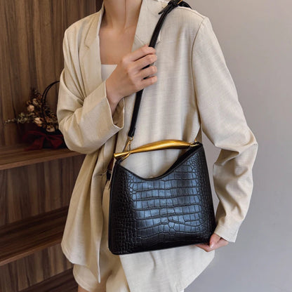 Bolsa Feminina com Textura Croco e Alça Dourada – Elegante e Premium
