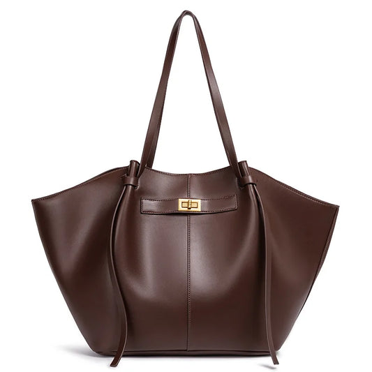 Bolsa feminina estruturada em couro marrom, design moderno e sofisticado. Ideal para o dia a dia.