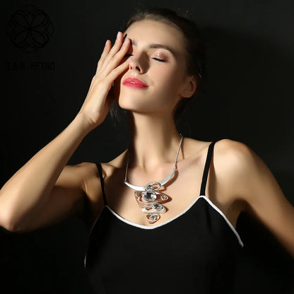 Colar Feminino Banhado a Prata com Detalhes Brilhantes
