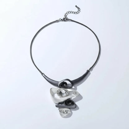 Colar Feminino Banhado a Prata com Detalhes Brilhantes