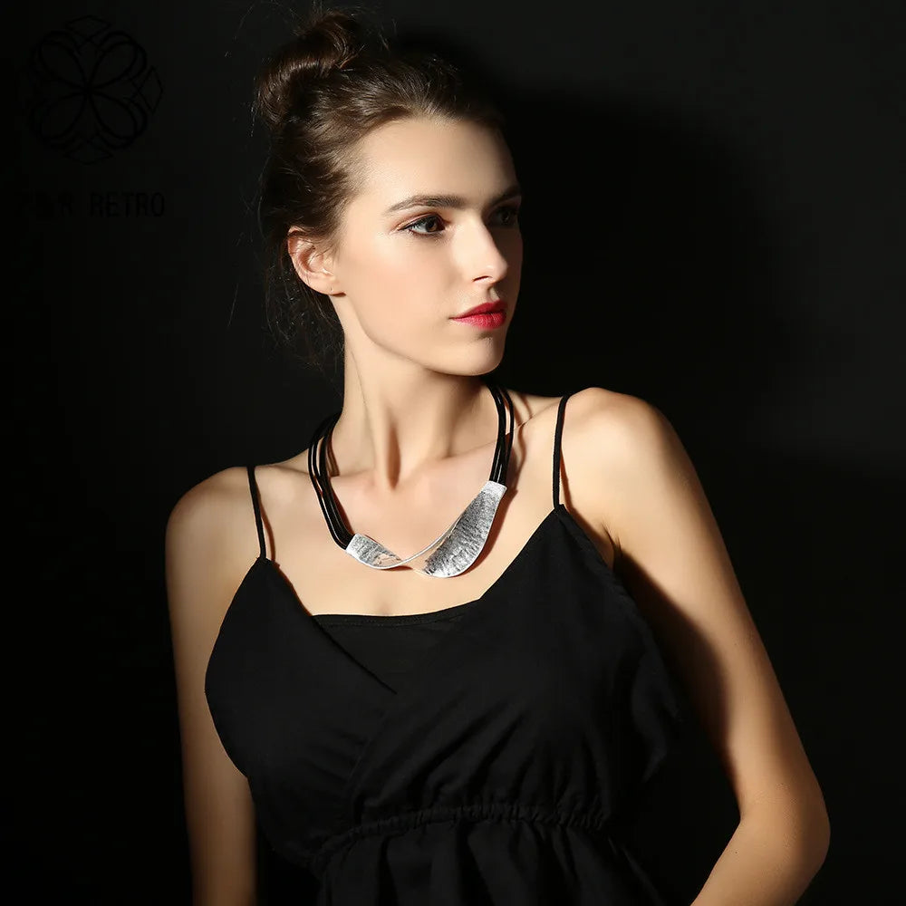 Colar Feminino com Detalhe Prateado Texturizado