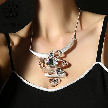 Colar Feminino Banhado a Prata com Detalhes Brilhantes