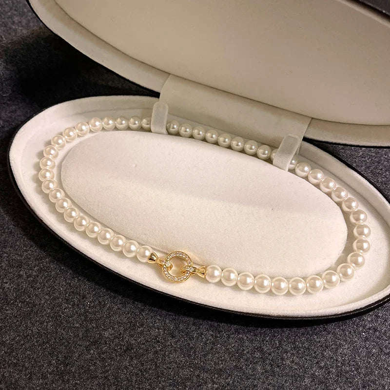 Colar de Pérolas com Fecho Frontal Dourado – Minimalista Premium