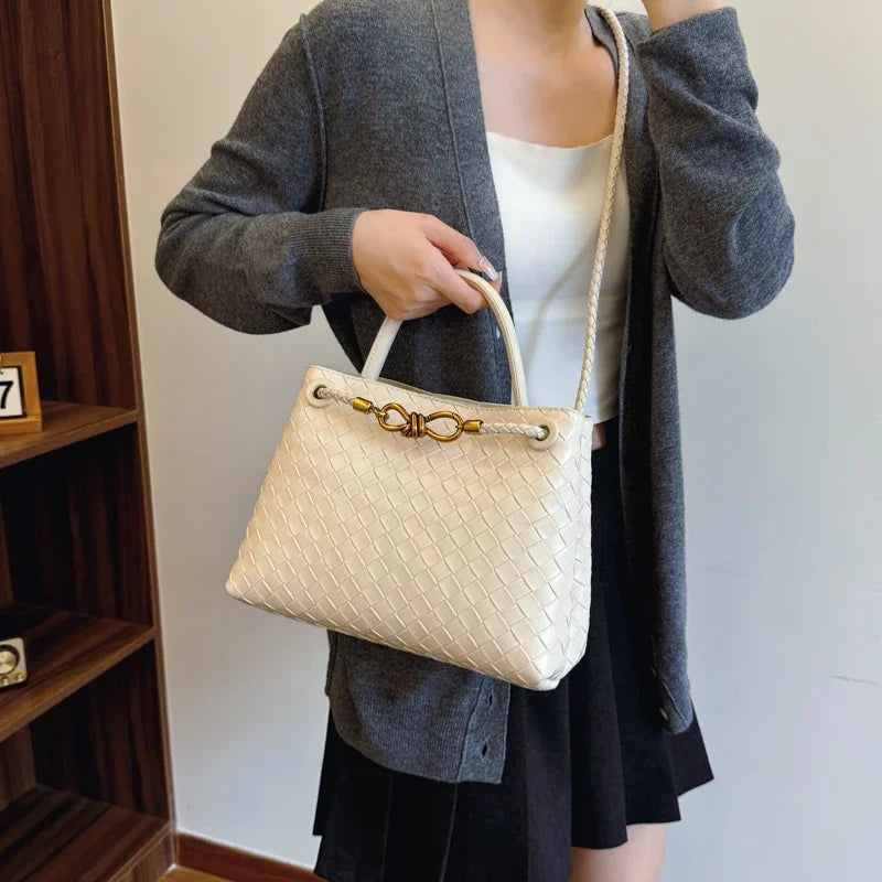 Bolsa Feminina Trançada com Alça de Mão e Detalhe Dourado