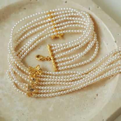 Colar Choker de Pérolas Delicadas com Detalhes Dourados - joia Fina
