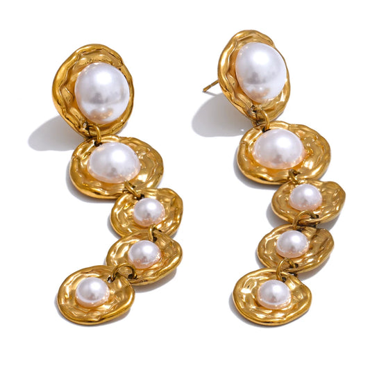 Brinco Longo Dourado com Pérolas – Joia Feminina Elegante