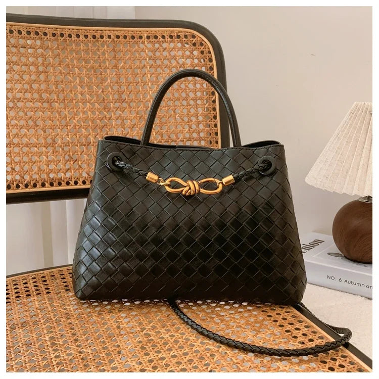 Bolsa Feminina Trançada com Alça de Mão e Detalhe Dourado