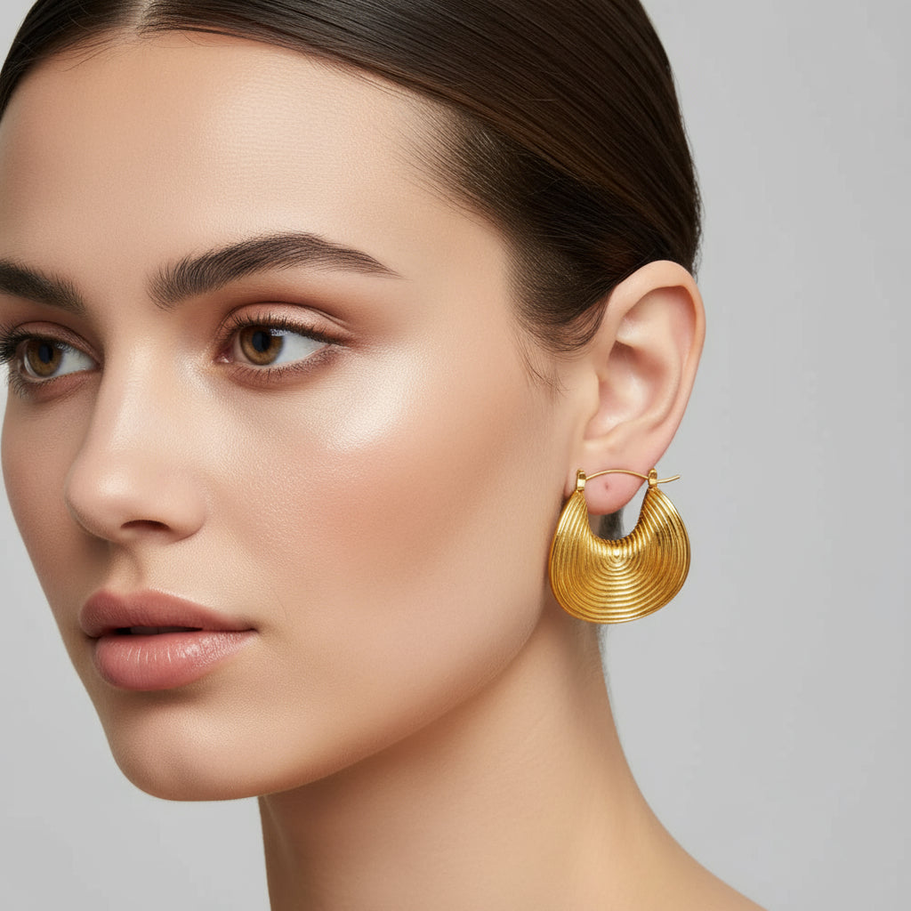 Brinco Feminino Dourado Banhado – Design Ondulado e Sofisticado