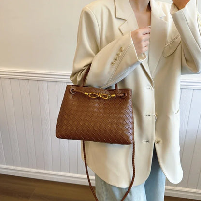 Bolsa Feminina Trançada com Alça de Mão e Detalhe Dourado