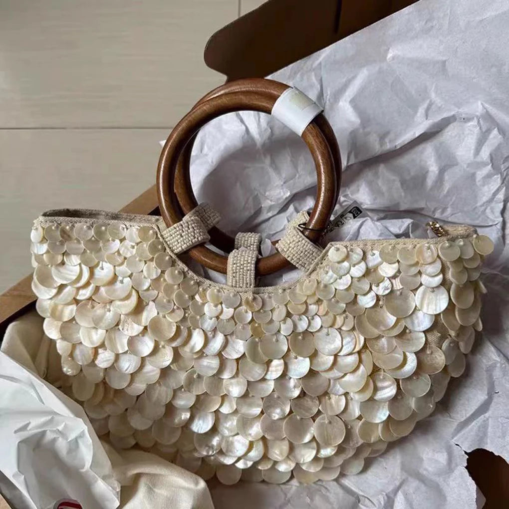 Bolsa feminina com paetês e alça de madeira natural