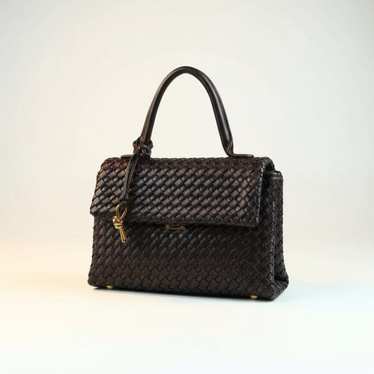 Bolsa feminina premium trançada marrom com alça de mão e acabamento sofisticado