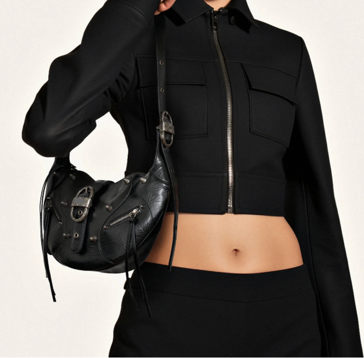 Bolsa Feminina de Ombro Tessa com Fivela e Tachas