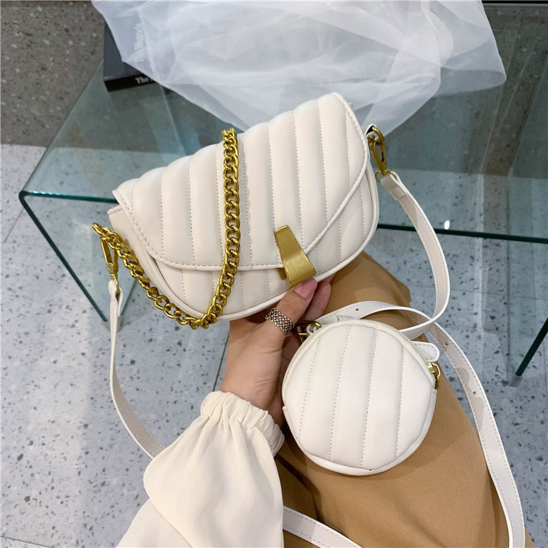 Bolsa Feminina Transversal Meia Lua com Corrente